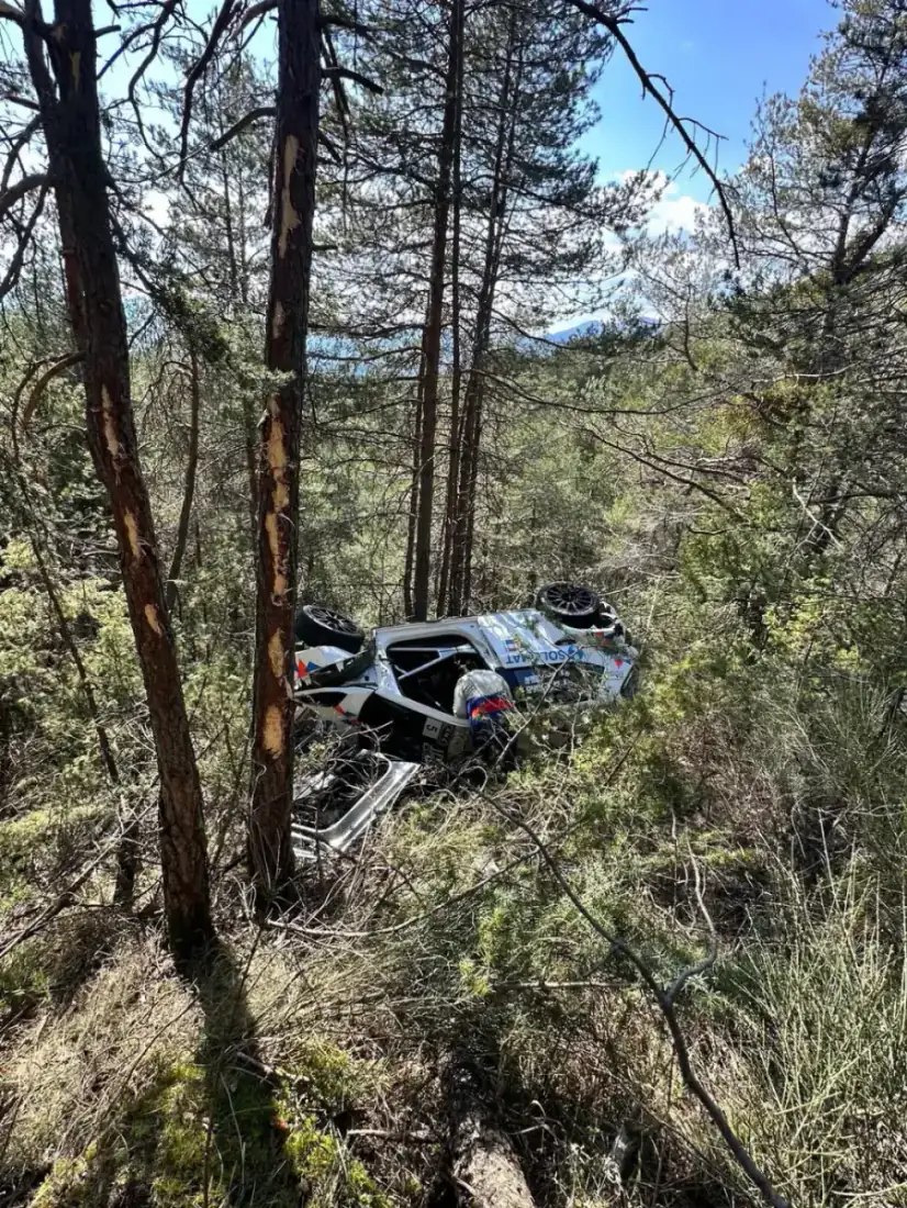 Récupération d'un véhicule accidenté hors route en montagne
