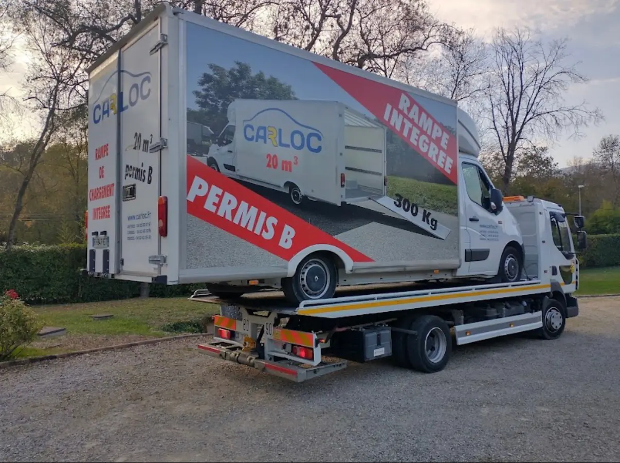 Transport d'un camion utilitaire location 20m³ sur plateau dépanneuse