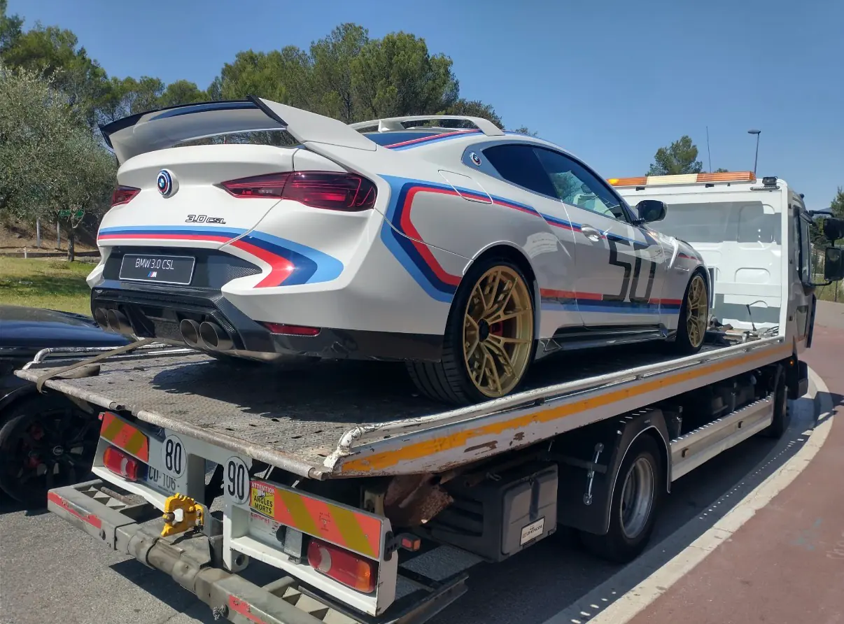 Transport d'une BMW 3.0 CSL livrée Motorsport sur plateau sécurisé