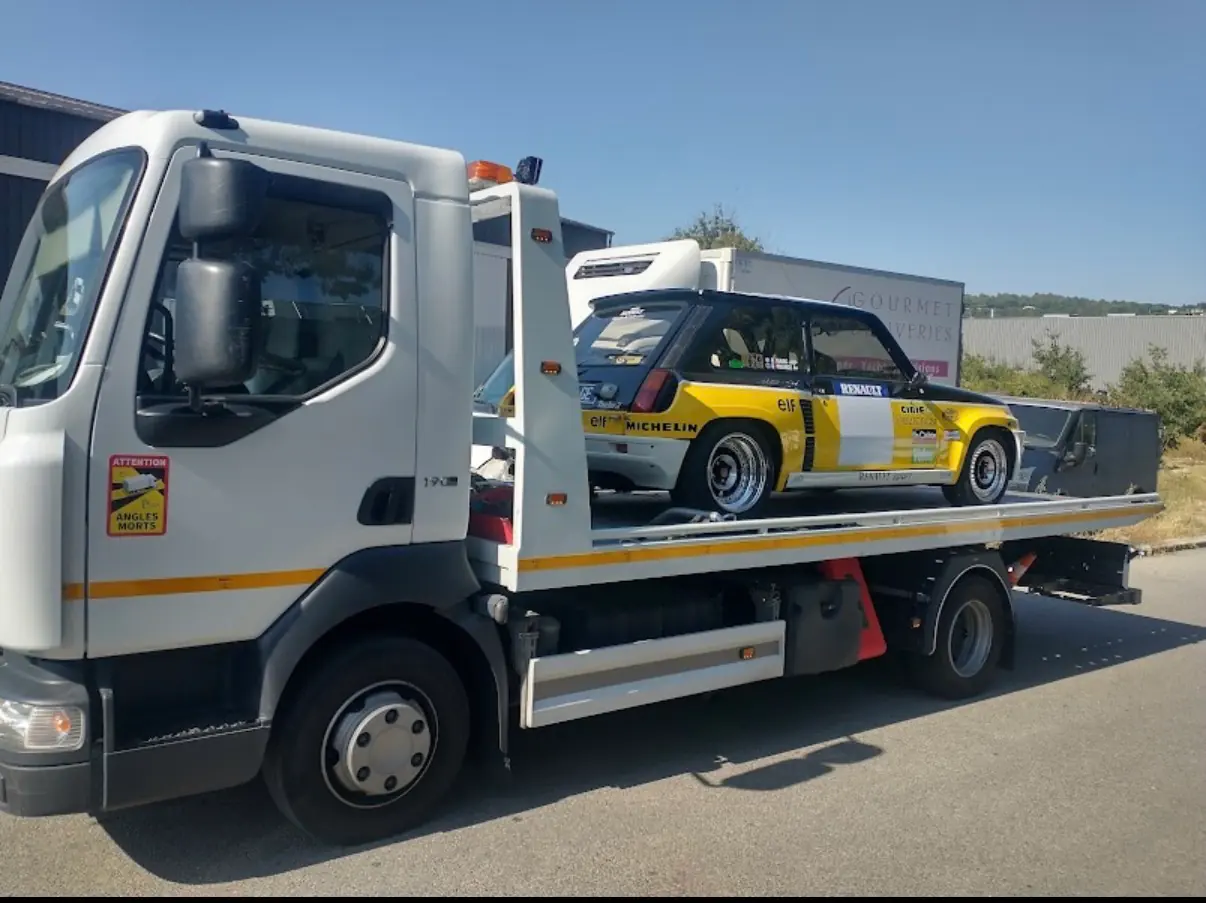 Transport d'une Renault 5 Turbo livrée racing Renault Elf sur plateau