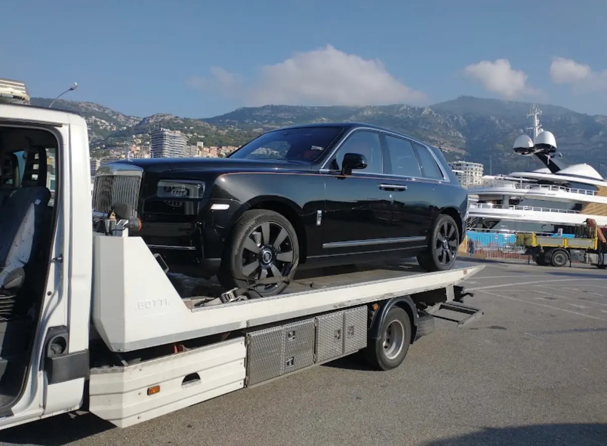 Transport d'une Rolls-Royce Cullinan sur plateau sécurisé — Côté Dépannage Transport